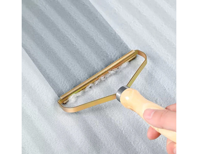 Quita Pelusas con Cabezal de Metal y Mango de Madera